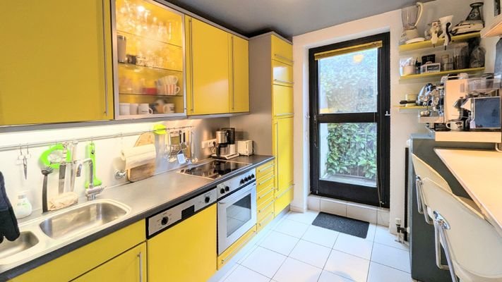 Küche mit Terrassenzugang