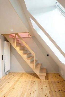 Dachgeschoss - (Treppe KI generiert)