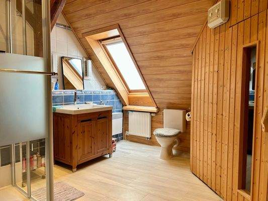 Tageslichtbad mit Einbausauna