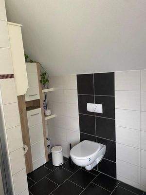 WC mit kleiner Abstellecke