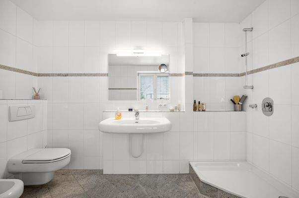 Vollbad im Hochparterre anderer Blickwinkel