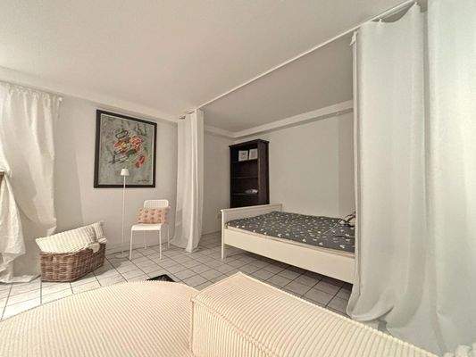 Sofa mit Blick zum Schlafbereich