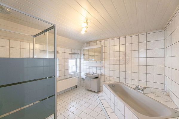 Tageslichtbad im OG mit Wanne, Dusche und Waschbecken