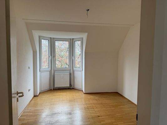 Helles Zimmer mit Erkerfenster