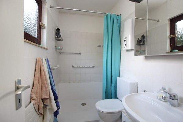 Badezimmer mit Dusche