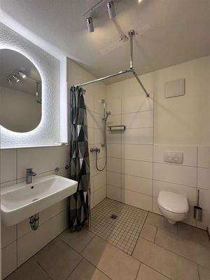 Badezimmer mit Dusche