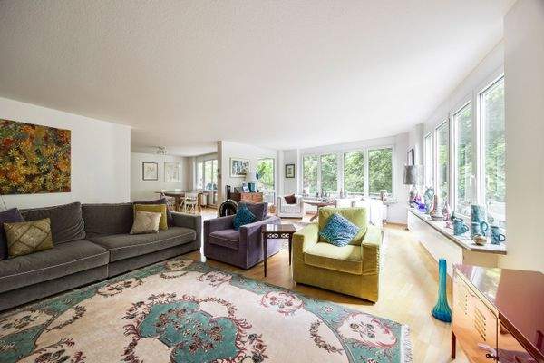 Weitläufiger Wohn-/Essbereich mit großen Fensterflächen