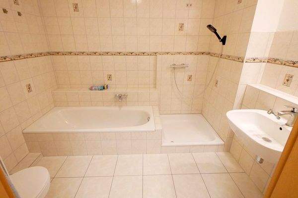 Vollbad mit Wanne und Dusche.JPG