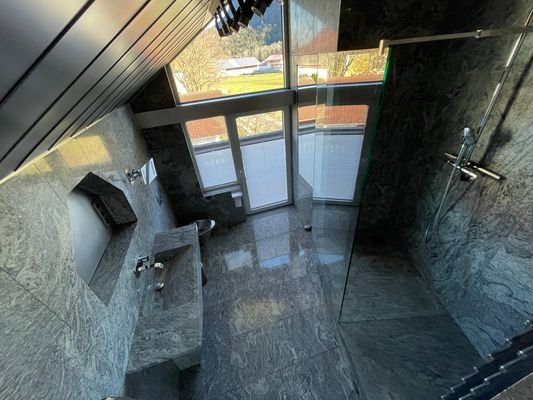 Exklusives Design-Badezimmer im DG - edle Marmorop