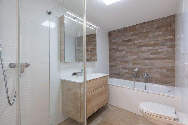 Badezimmer mit Dusche und Badewanne