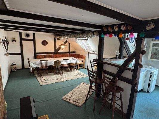 geräumiger Partyraum im DG