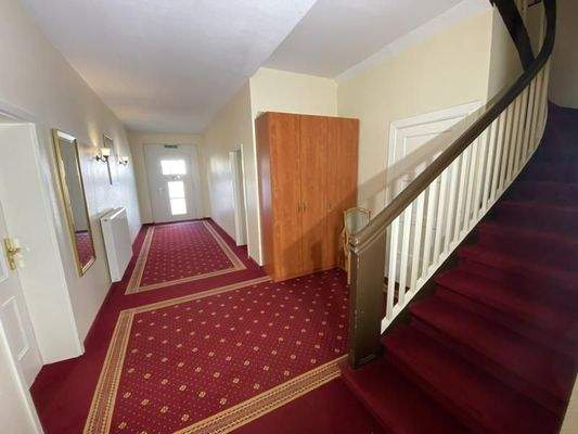 zu den Zimmern im Erdgeschoss