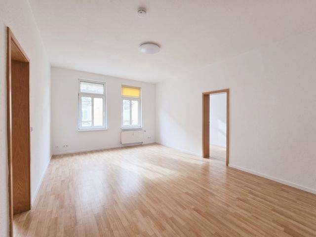 Frisch sanierte 3- Raum- Wohnung im 1. OG direkt gegenüber den Ilm-Kreis-Kliniken - Photo 1