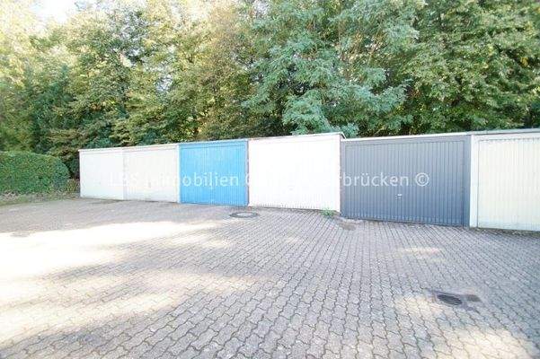 Garage, 4. von links