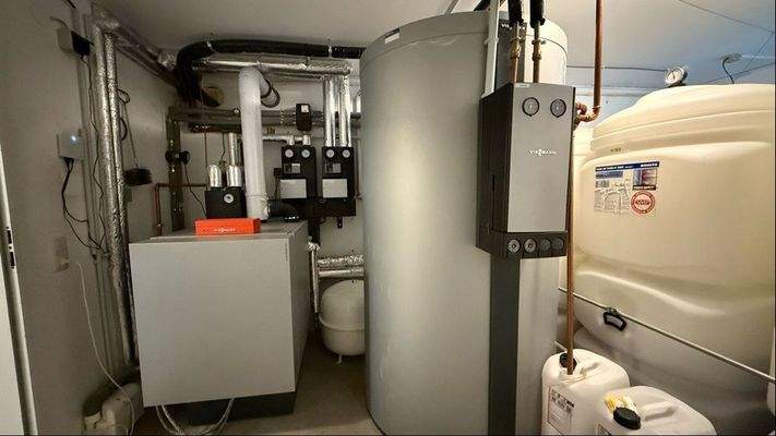 Foto-Ölbrennwertheizung im Keller