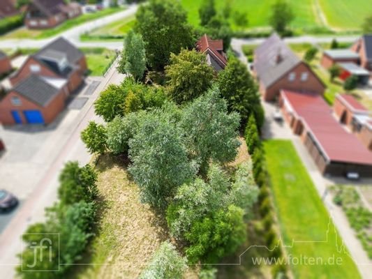 Aussenansicht Rückseite und (Bau)Grundstück