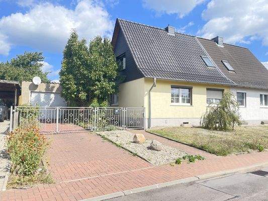 Vorderansicht mit Zufahrt