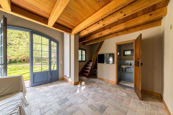 Extended coach house