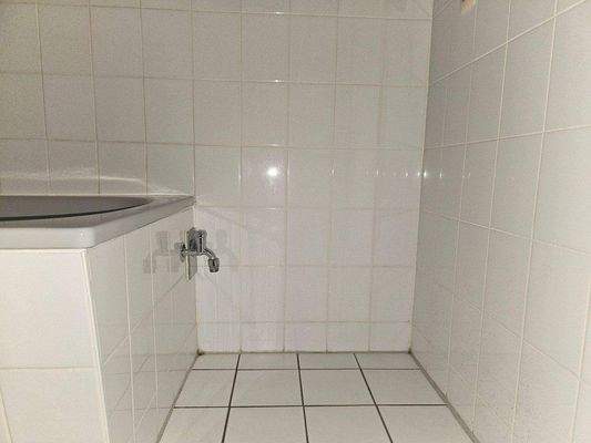 Bad, Anschlussmöglichkeit Waschmaschine. Fliesen.