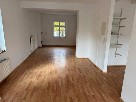 Helles Wohnzimmer mit Parkett