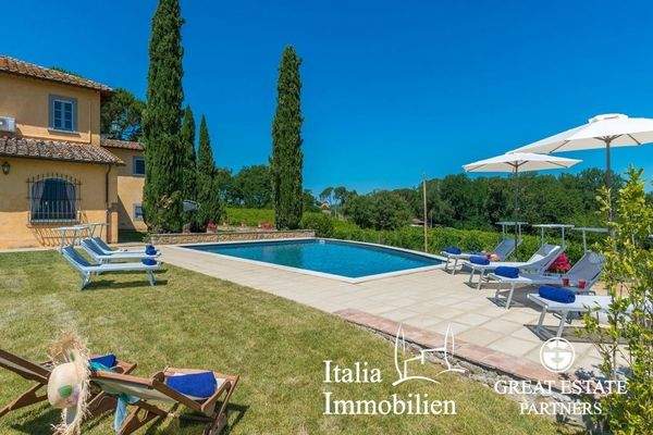 Schöne helle Villa in herrlicher Lage mit Türmchen, Pool, Weinberg und Olivenhain