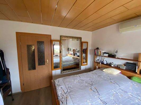 geräumiges Schlafzimmer im Erdgeschoss (1).jpeg