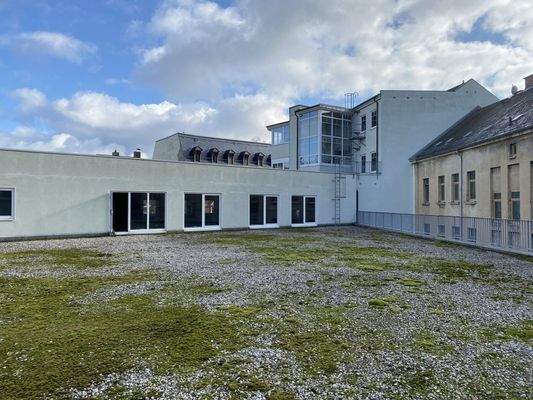 großzügiges Flachdach 