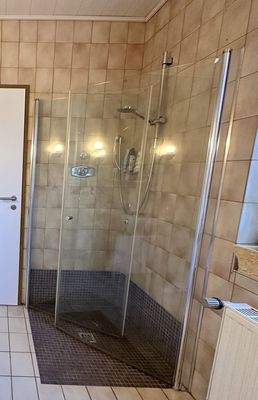 ...mit bodentiefer Dusche