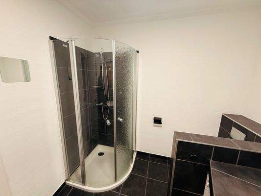 19 Badezimmer mit Dusche