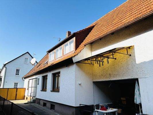 Südostansicht des Hauses mit großer Gaube