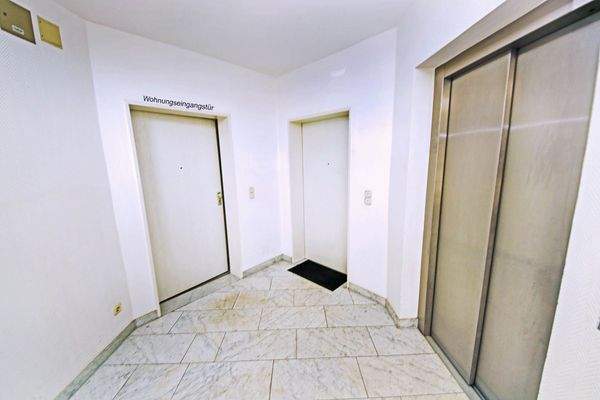 Hausflur mit Fahrstuhl