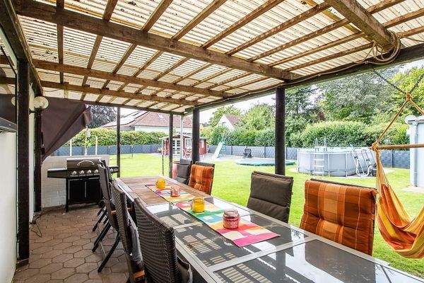 Blick von der überdachten Terrasse