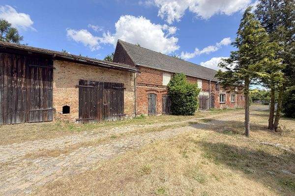Garagen, Lagerräume und Werkstatt im Nebengebäude