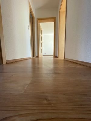 Wohnungsflur mit Blick ins Wohnzimmer