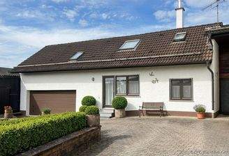 Hausansicht I Haus links mit Doppelgarage
