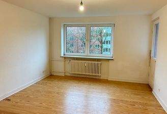 Wohnzimmer mit Balkon