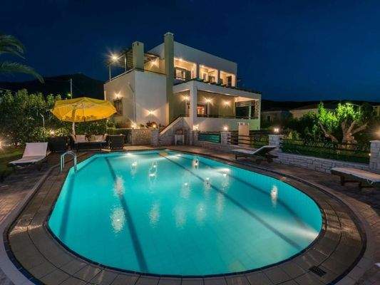 Kreta, Roussospiti: Einzigartige Villa mit separatem Apartment auf großem Grundstück mit Pool zu verkaufen