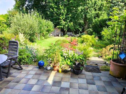 und Terrasse mit Gartenaussicht