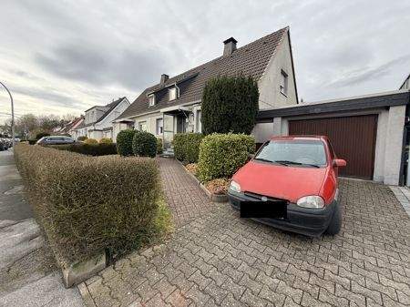 Frontansicht mit Garage Hausnummer 79