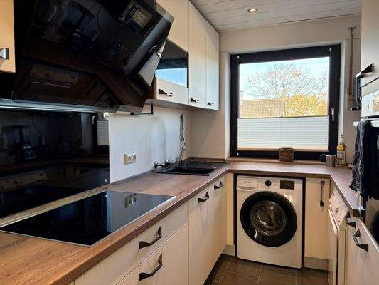 Moderne Einbauküche mit E-Geräten