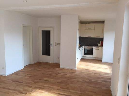 Blick vom Wohnbereich zur Küche und zum Flurzugang