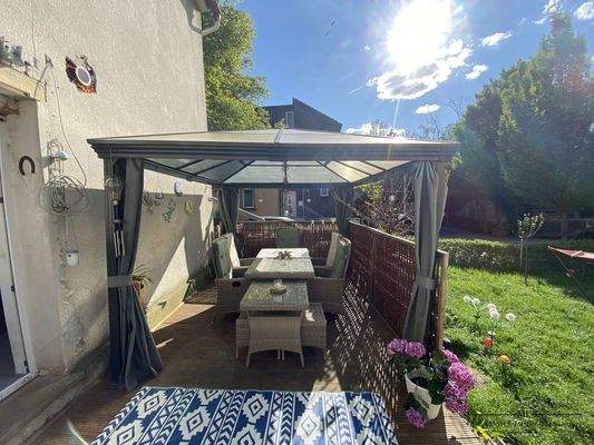 Gemütliche Terrasse mit Pavillon