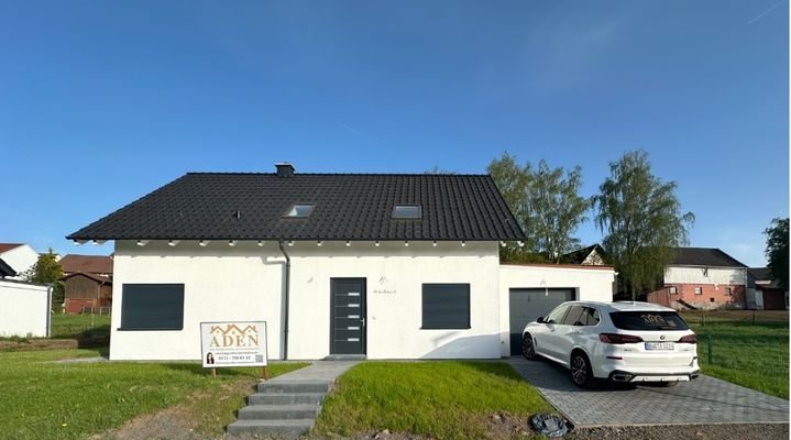 Einfamilienhaus mit Garage, Garten und Dachterrasse