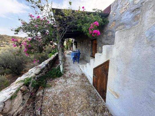 Südostkreta, Pilalimata: Steinhaus mit schönem Garten in Strandnähe zu verkaufen