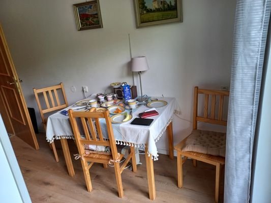 Kuchl, mit Einbaukü.