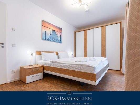 mit großem Kleiderschrank