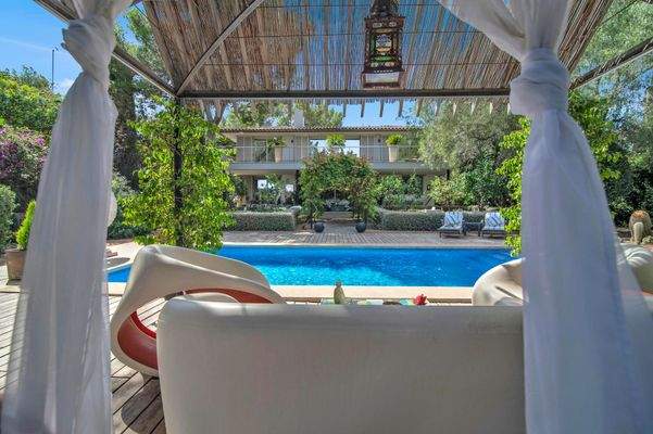 Moderne Villa schönem Aussenbereich