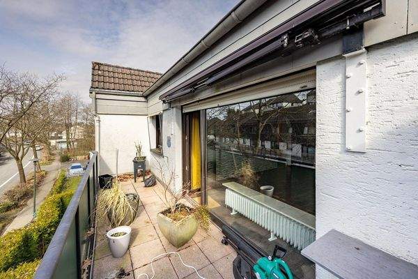 großer Balkon in Süd-West-Ausrichtung, mit Markise