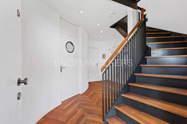 Stahlwangentreppe mit Eichenholzstufen