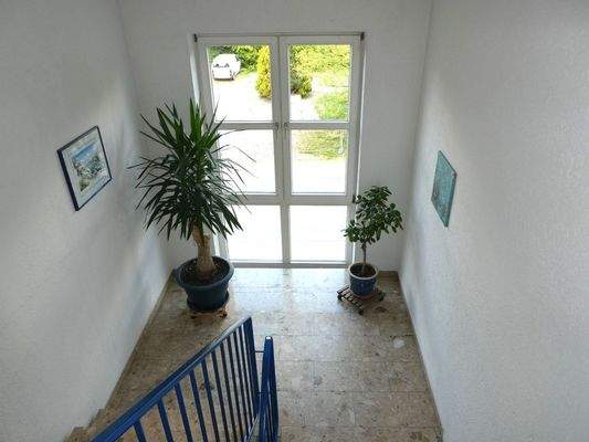 Gefpflegtes, helles Treppenhaus